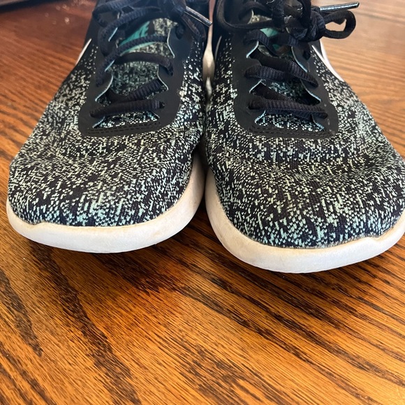 Nike women’s size 9 running shoes lovingly worn - Picture 9 of 10